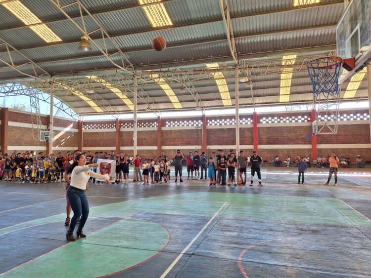 Inaugura alcaldesa Itzél Gaona el torneo regional de basquetbol Ziracuaretiro ´23