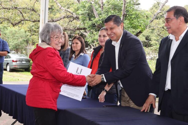Edil Nacho Campos entregó escrituras a 127 familias del Fovissste El Mirador