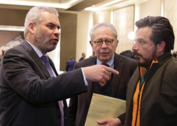 Transferencia de los servicios de salud garantiza derechos laborales: Bedolla