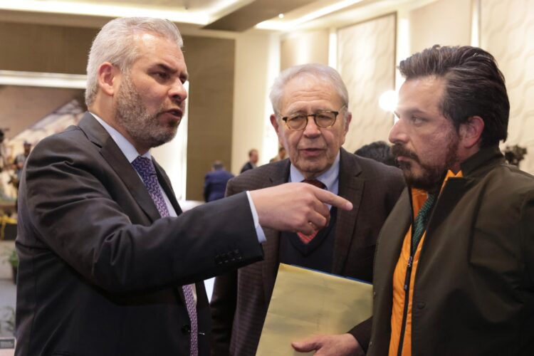 Transferencia de los servicios de salud garantiza derechos laborales: Bedolla