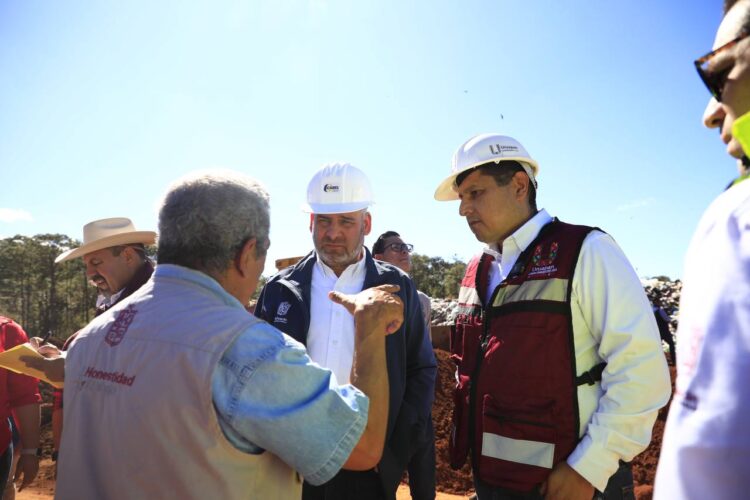 Nacho Campos y Alfredo Ramírez supervisan obra en relleno sanitario de Uruapan