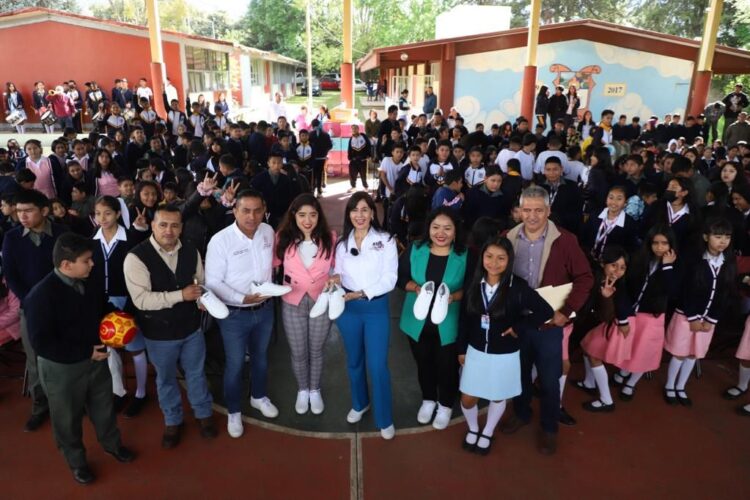 SEE arranca 2024 con entrega de tenis para 15 mil jóvenes
