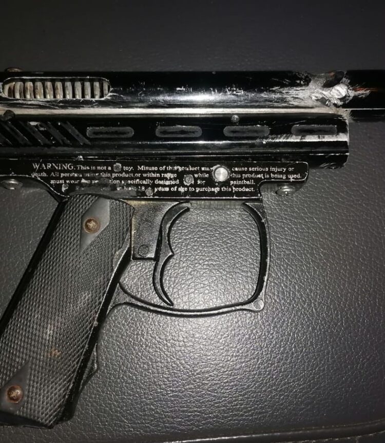 Guardia Civil detiene a hombre que traía arma falsa y droga, en Morelia