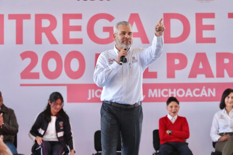 Anuncia Bedolla laptops para mil 200 secundarias de Michoacán