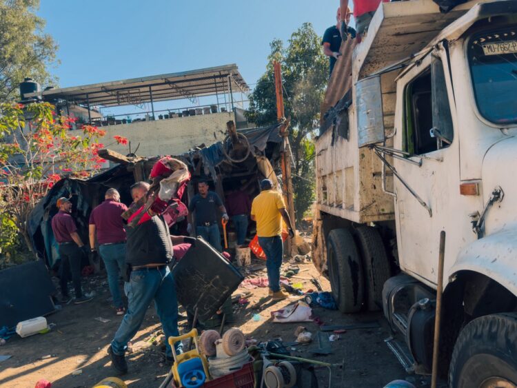 Retira Ayuntamiento de Uruapan invasión de la vía pública en la colonia La Cedrera