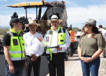 Supervisa Bedolla obra de rehabilitación carretera en región Ciénega
