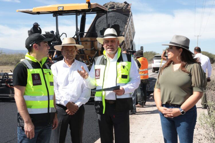Supervisa Bedolla obra de rehabilitación carretera en región Ciénega
