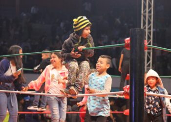 Función estelar de lucha libre reúne a más de 8 mil uruapenses