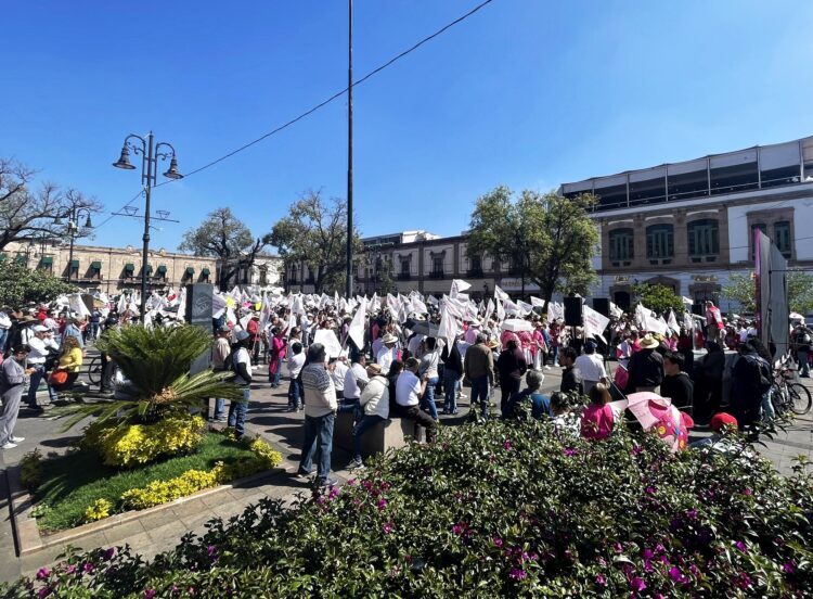 La marcha en Morelia, bajo la consiga de «Democracia sí, dictadura no»