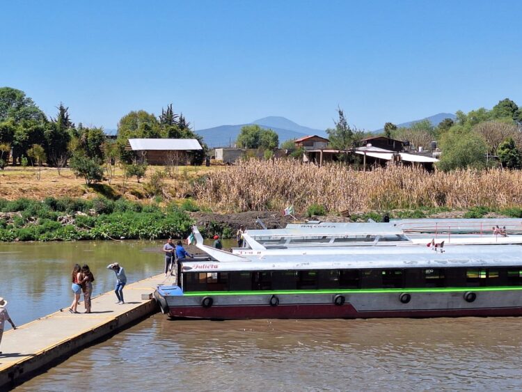 Falso que se haya interrumpido el servicio de lanchas en el lago de Pátzcuaro: CEAC