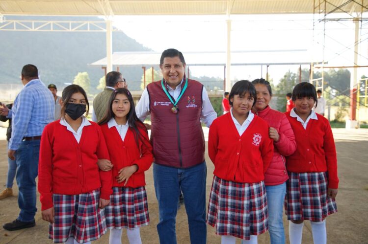 Nacho Campos entregó cancha techada en Cetis 27 Uruapan por 2.5 millones de pesos