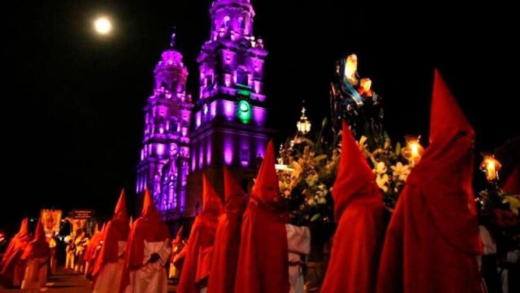 Vive esta Semana Santa las procesiones del silencio emblemáticas de Michoacán
