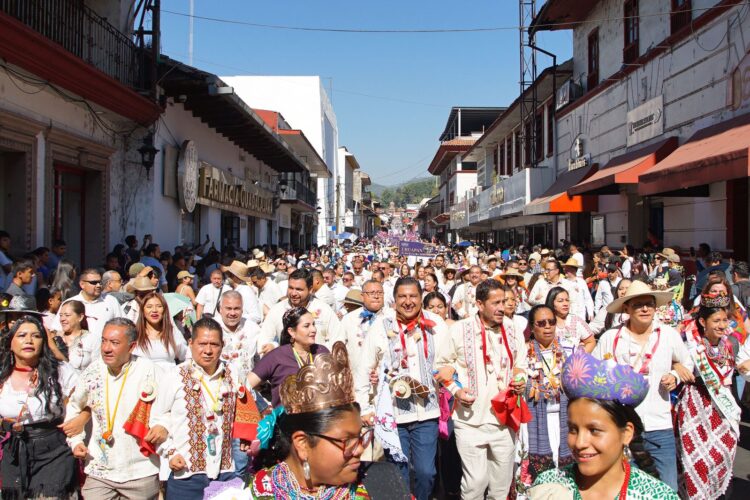 Uruapan se llena de color e identidad con Tianguis Artesanal de Domingo de Ramos