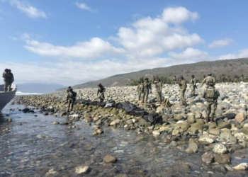 Marinos localizan 21 bultos con casi una tonelada de cocaína en costa michoacana