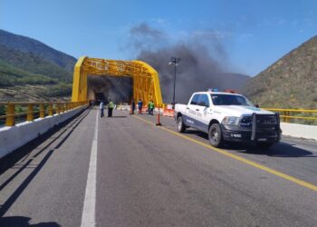 Continúan labores de atención y limpieza en la autopista Siglo XXI tras un accidente