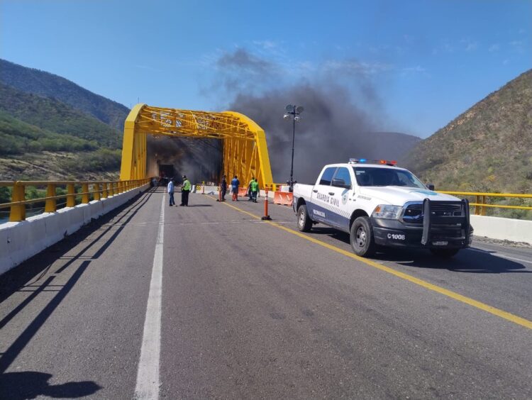 Continúan labores de atención y limpieza en la autopista Siglo XXI tras un accidente