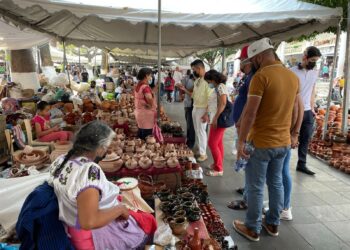 Las artesanías más representativas de Michoacán en el tianguis de Uruapan