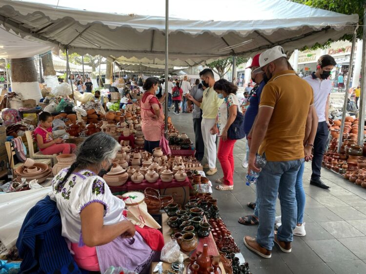 Las artesanías más representativas de Michoacán en el tianguis de Uruapan