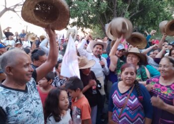 La Rubén Jaramillo se desborda a favor de Carlos Manzo, el del sombrero, para edil