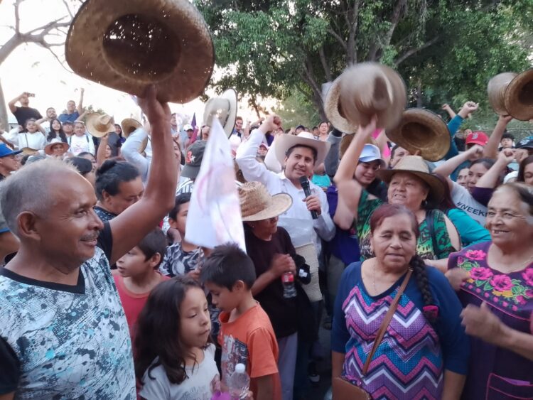 La Rubén Jaramillo se desborda a favor de Carlos Manzo, el del sombrero, para edil