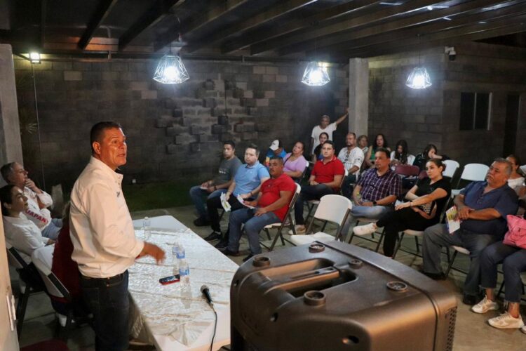Toño Lagunas pide a los transportistas ejercer el voto inteligente y razonado