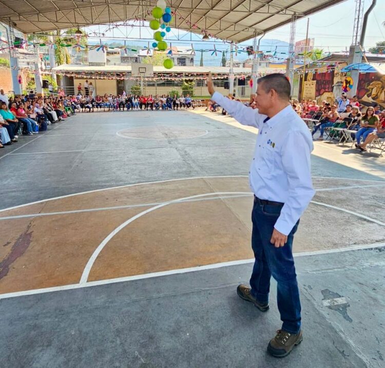 Toño Lagunas explica por que las madres deben de llevar a sus familias a votar