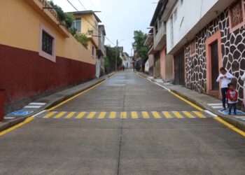 En colonia San Lázaro, municipio y vecinos inauguraron pavimentación de una calle
