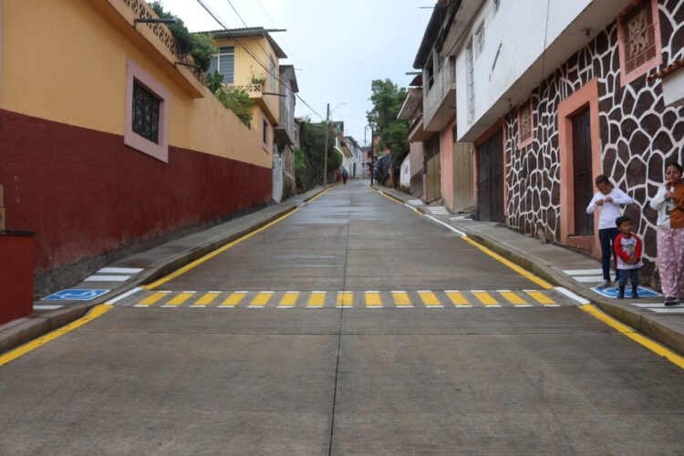 En colonia San Lázaro, municipio y vecinos inauguraron pavimentación de una calle