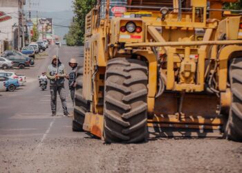 Inician reencarpetado del tramo oriente de la Calzada Benito Juárez en Uruapan