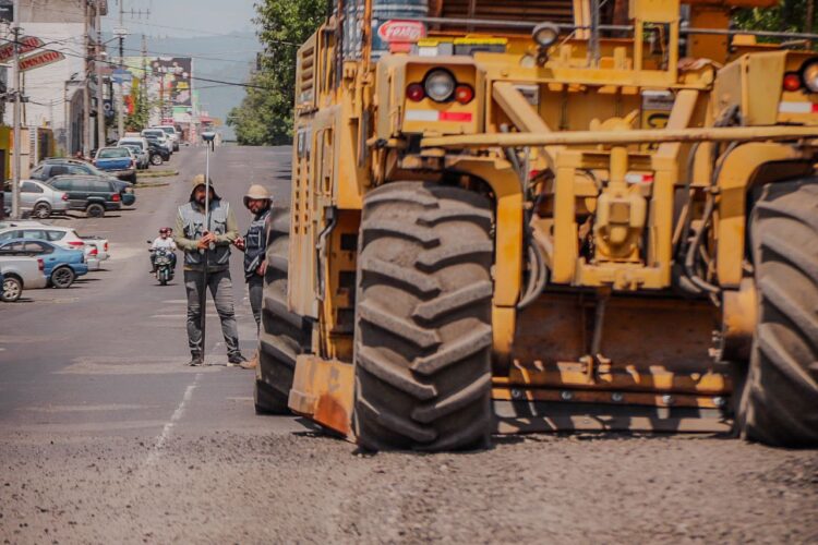 Inician reencarpetado del tramo oriente de la Calzada Benito Juárez en Uruapan