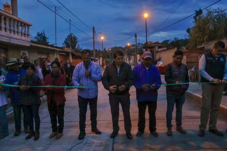 Entrega edil Julio Arreola pavimentación de calle Francisco J Mujica en Tzurumútaro