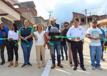Entrega edil Julio Arreola en dos colonias de Pátzcuaro la pavimentación de calles