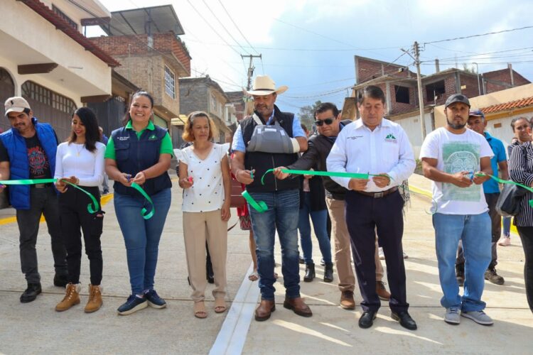 Entrega edil Julio Arreola en dos colonias de Pátzcuaro la pavimentación de calles