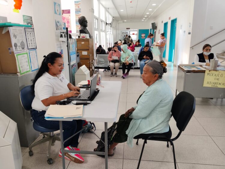 En el Centro de Salud de Uruapan se ofrece, en horario matutino, el registro gratuito al IMSS-BIENESTAR