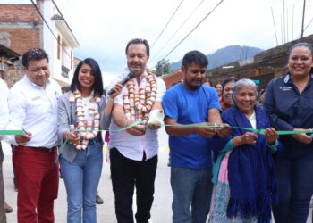 En Cuanajo, el alcalde de Pátzcuaro, Julio Arreola Vázquez, entregó a vecinos la pavimentación de la calle 15 de Mayo