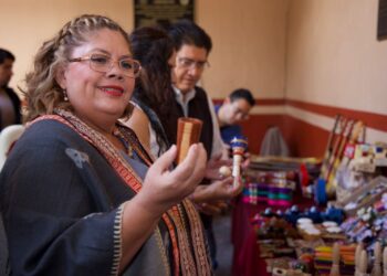 Agradecen artesanos apertura y difusión del Congreso local para vender sus piezas