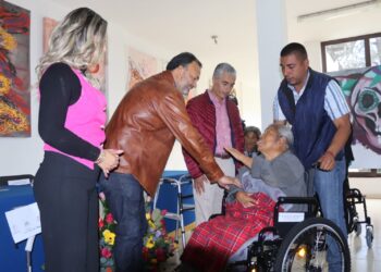 DIF Pátzcuaro y estatal, entregan aparatos de movilidad a personas con discapacidad