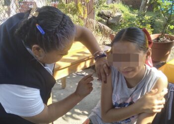 Vacunan gratuitamente en Uruapan a niñas de quinto grado de primaria contra el VPH en el Centro de Salud Urbano