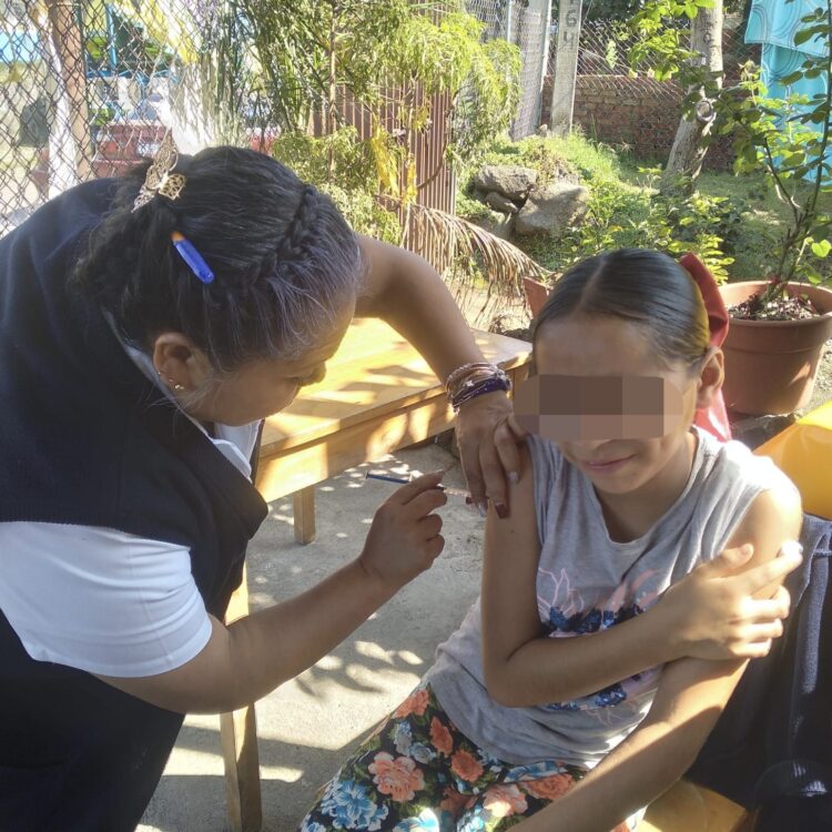 Vacunan gratuitamente en Uruapan a niñas de quinto grado de primaria contra el VPH en el Centro de Salud Urbano
