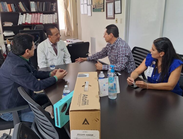 Donan equipo de cómputo al Hospital General de Uruapan