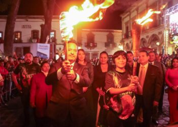 Ante patzcuarenses, Julio Arreola dió grito conmemorativo de independencia desde el balcón del palacio municipal