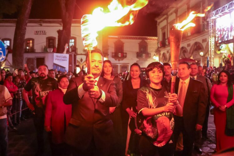Ante patzcuarenses, Julio Arreola dió grito conmemorativo de independencia desde el balcón del palacio municipal