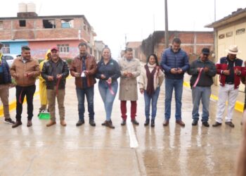 Inaugura el alcalde de Pátzcuaro, Julio Arreola Vázquez, pavimentación de la calle Tierra en la colonia El Mirador