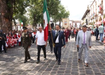 Colorido desfile en Pátzcuaro, por aniversario del grito, encabezaron autoridades municipales y estudiantes