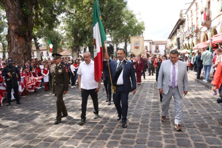 Colorido desfile en Pátzcuaro, por aniversario del grito, encabezaron autoridades municipales y estudiantes