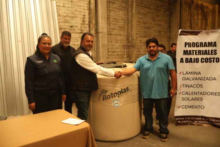 Entrega Simbólica de Materiales a Bajo Costo en Pátzcuaro