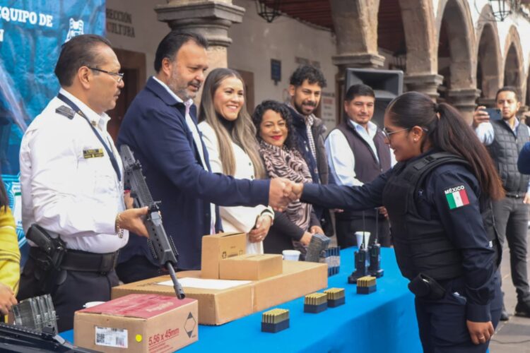 Reciben policías municipales de Pátzcuaro armamento y equipo de radio comunicación para mejorar su servico