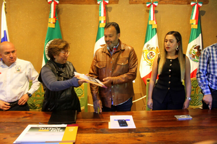 Recibe Julio Arreola Atlas Forestal para fortalecer protección ambiental de Pátzcuaro