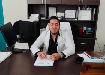 Exhortan en el Centro de Salud de Uruapan a vacunarse contra la influenza y Covid-19 de manera gratuita