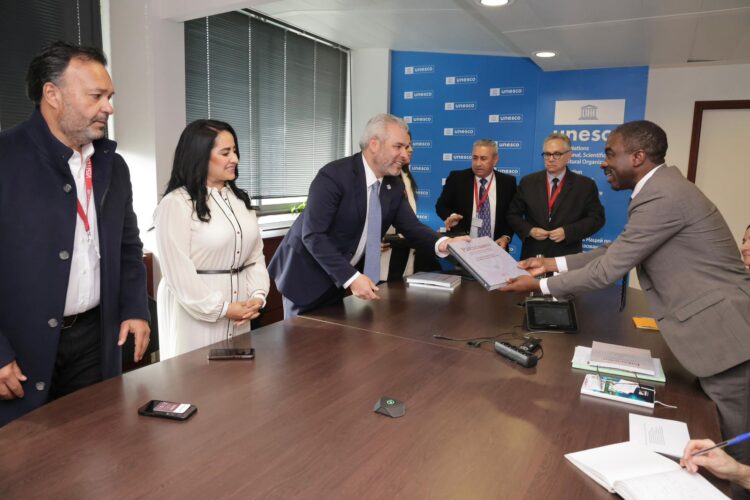 Bedolla y Arreola presentan en Unesco expediente para que Pátzcuaro sea Patrimonio Mundial